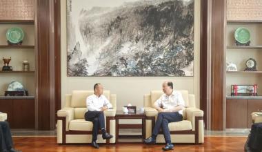 Zhang Shiqian, a Kínai Ipari és Kereskedelmi Bank Jiaxing fióktelepének elnöke Tongkunba látogat kutatás céljából